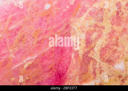 Rote Granitstruktur. Hintergrund rosa Marmor. Flache Steinoberfläche aus nächster Nähe Stockfoto