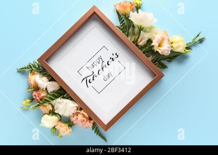 Rahmen mit Text GLÜCKLICH LEHRER TAG und schöne Blumen auf farbigen Hintergrund Stockfoto