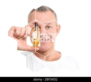 Schöner Mann mittleren Alters mit Flasche Serum für die Hautpflege auf weißem Hintergrund Stockfoto