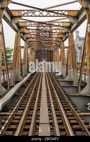 Eisenbahnschienen an der Long Bein Brücke in Hanoi, Vietnam Stockfoto