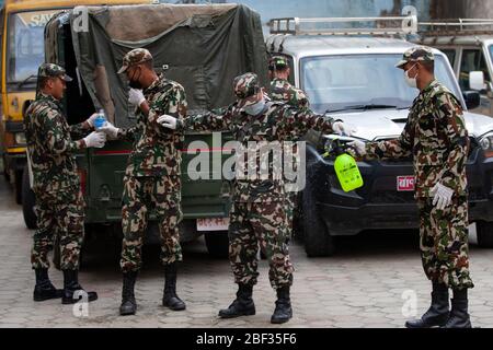 Kathmandu, Nepal. April 2020. Nepalesische Armeeoffiziere tragen eine Gesichtsmaske Spray Desinfektionsmittel auf ihren Körper nach nimmt eine Blutprobe von den Völkern, die eine jüngste Reisegeschichte außerhalb des Landes während des 24. Tages der landesweiten Sperre inmitten der Bedenken über die Ausbreitung des Corona-Virus (COVID-19) haben. Nepal hat in den letzten 48 Stunden keine neuen Fälle von Coronavirus gemeldet. (Foto von Prabin Ranabhat/Pacific Press) Quelle: Pacific Press Agency/Alamy Live News Stockfoto