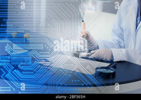 Elektroniktechniker, der im Service Center arbeitet Stockfoto