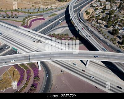 Luftaufnahme über der Kreuzung der Autobahnen 60, 91 und Interstate 215 in Riverside, Kalifornien Stockfoto