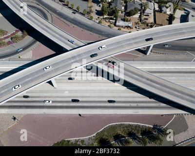 Luftaufnahme über der Kreuzung der Autobahnen 60, 91 und Interstate 215 in Riverside, Kalifornien Stockfoto