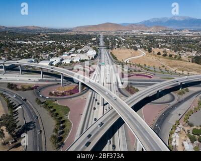 Luftaufnahme über der Kreuzung der Autobahnen 60, 91 und Interstate 215 in Riverside, Kalifornien Stockfoto