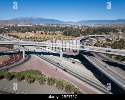 Luftaufnahme über der Kreuzung der Autobahnen 60, 91 und Interstate 215 in Riverside, Kalifornien Stockfoto