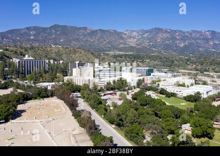 Luftaufnahme des NASA & Caltech Run Jet Propulsion Laboratory (JPL) in den Ausläufern über Pasadena in La Canada Flintridge, Kalifornien Stockfoto