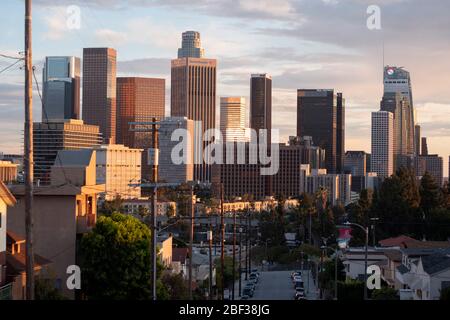 Düstere Aussicht auf die Innenstadt von Los Angeles, DIE Skyline VON LA bei Sonnenuntergang am Abend Stockfoto