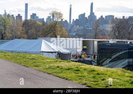 NEW YORK, USA - APRIL 15: Foto zeigt, dass neue Container-Leichenhallen für Coronavirus (COVID-19)-Opfer vorbereitet werden, die in Krankenhäuser geliefert werden Stockfoto