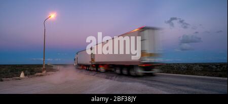 Roadtrain zeigt Bewegung, Nullarbor, Plain, South Australia. Stockfoto