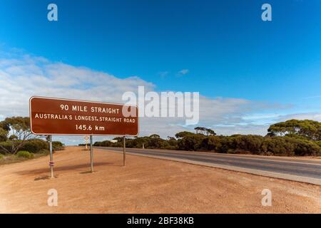 Schild mit der längsten geraden Straße Australiens, Nullarbor Plain, South Australia. Stockfoto