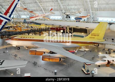 Boeing 36780 Jet Transport. Prototyp Boeing 707; gelb und braun.am 15. Juli 1954 fuhr ein anmutiges, geflügeltes Flugzeug, das in braun-gelber Farbe geschmückt und von vier revolutionären neuen Triebwerken angetrieben wurde, erstmals über Seattle in den Himmel. Stockfoto
