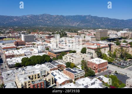 Luftaufnahmen über der Innenstadt von Pasadena, Kalifornien an einem klaren Tag mit den San Gabriel Mountains in der Ferne Stockfoto