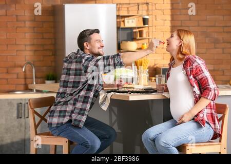 Mann mit schwangerer Frau Kochen in der Küche Stockfoto