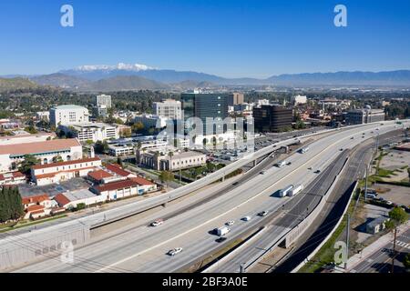 Über Riverside Luftaufnahmen von Downtown mit der Autobahn 91 in Sicht Stockfoto