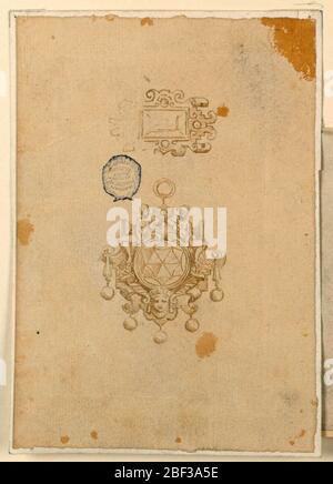 Design für Brosche und Anhänger. Über einem Scutscheon aus Scrollwork, mit einem länglichen Diamanten. Die linke Seite ist umrissen. Unter dem Anhänger: Ein Scutscheon aus Scrollwork mit einem runden Diamanten und zwei sitzenden Figuren. Feuer runde Diamanten sind anhängig. Oben ein Ring. Stockfoto