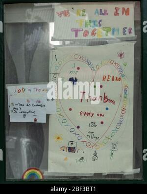 Covid Pandemie-Krise in Melbourne Australien 2020. Positive Botschaften in Zeichen, die von den Menschen in Melbourne während der COVID-19-Pandemie geschaffen wurden. Stockfoto