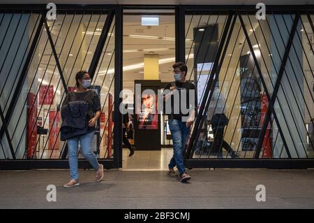 Covid Pandemie-Krise in Melbourne Australien 2020. Szenen von maskierten Menschen, die während der Sperrung in und um Melbourne einkaufen. Stockfoto