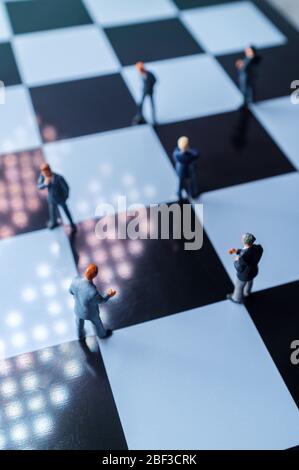 Miniaturunternehmer üben soziale Distanzierung, um die Ausbreitung des tödlichen Coronavirus zu verlangsamen Stockfoto