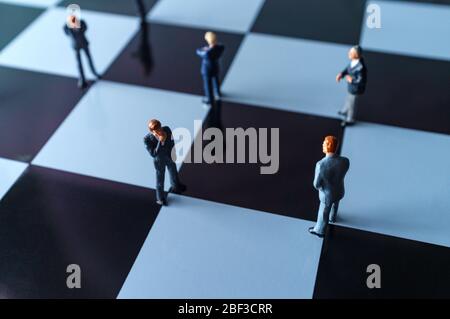 Miniaturunternehmer üben soziale Distanzierung, um die Ausbreitung des tödlichen Coronavirus zu verlangsamen Stockfoto