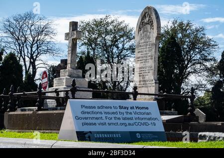 Covid-19 Coronavirus Australien Pandemie-Krise in Melbourne Australien 2020. Stay at Home Covid-19 Coronavirus Warnschild am Melbourne General Cemetery. Stockfoto