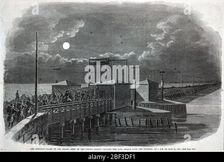 Die Vorschussgarde der Großen Armee der Vereinigten Staaten Überqueren der langen Brücke über den Potomac um 2 Uhr morgens am 24 1861. Mai von Harpers Weekly 8. Juni 1861. Stockfoto