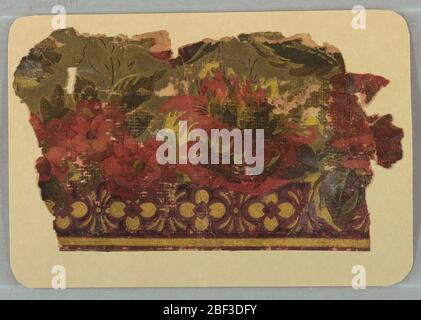 Rahmen. Ästhetisches oder anglo-japanisches Design. Band von tiefroten Blumen über Mitte. Olivgrüne Blätter oben. Quatrefoils unten. Gedruckt in tiefem Rot, Olivgrün und Tan auf Burgundergrund. Stockfoto