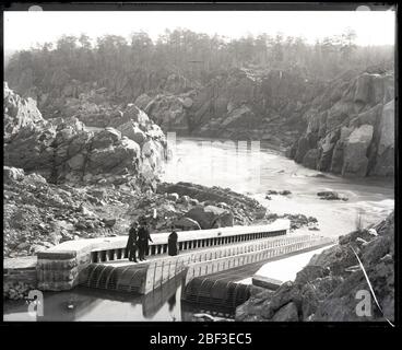 McDonald's Fishlway. Inspektion durch United States Fish Commission of McDonald Fishway mit Wasser abgeschaltet, bei den Great Falls of the Potomac.Smithsonian Institution Archives, gem. 11-006, Box 010, Bild-Nr. Stockfoto