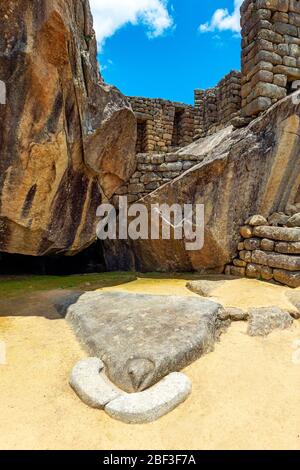 Der Inka-Tempel des Kondors in Machu Picchu, Cusco, Peru. Stockfoto