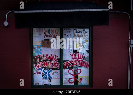 Brooklyn, Vereinigte Staaten Von Amerika . April 2020. Ein Schild, das allen wichtigen Arbeitern gegenüber dem Brooklyn Methodist Hospital während der COVID-19 Pandemie im Park Slope Nachbarbezirk von Brooklyn am 16. April 2020 dankt. (Foto Gabriele Holtermann-Gorden/Sipa USA) Quelle: SIPA USA/Alamy Live News Stockfoto