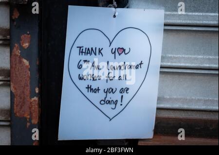 Eine Dankesurnote für die Arbeiter der Waschmaschinen während der COVID-19-Pandemie in der Nähe des Parks Slope in Brooklyn am 16. April 2020. (Foto Gabriele Holtermann-Gorden/Sipa USA) Stockfoto