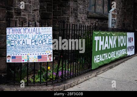 Brooklyn, Vereinigte Staaten Von Amerika . April 2020. Ein Schild und ein Banner, das allen wichtigen Arbeitern gegenüber vom Brooklyn Methodist Hospital während der COVID-19 Pandemie im Park Slope Nachbarbezirk von Brooklyn am 16. April 2020 gedankt hat. (Foto Gabriele Holtermann-Gorden/Sipa USA) Quelle: SIPA USA/Alamy Live News Stockfoto