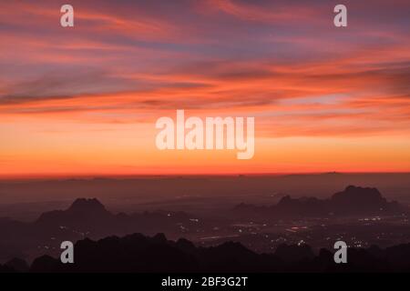 Blick auf den Sonnenaufgang über der Landschaft vom Gipfel des Mt. Zweigabin, Hpa-An, Myanamr Stockfoto