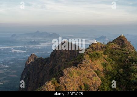 Blick vom Gipfel des Mt. Zweigabin, Hpa-An, Myanamr Stockfoto