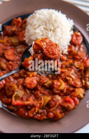 Würziges New Orleans Huhn und andouille Wurst Gumbo Stockfoto