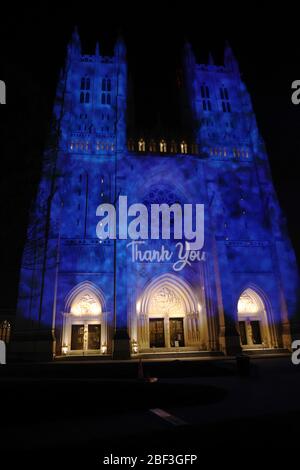 Washington, DC, USA. April 2020. Die Washington National Cathedral in Washington D.C. geht blau um den Gesundheitshelfern am 16. April 2020 zu danken. Kredit: Mpi34/Media Punch/Alamy Live News Stockfoto