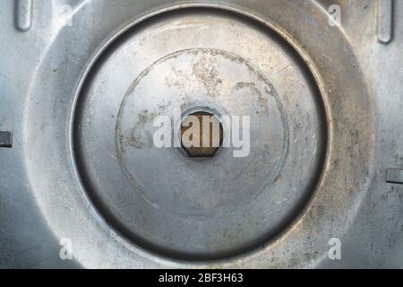 Metallhintergrund. Großer Bolzen in der Mitte des Eisentanks. Stahlzisterne Stockfoto