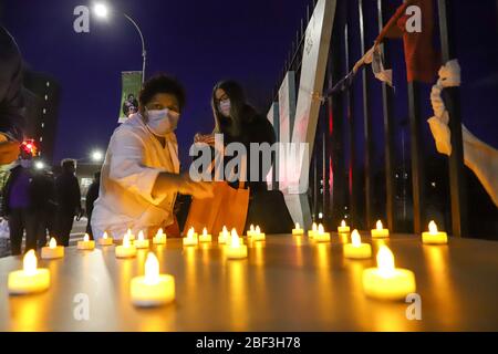 New York, Usa. April 2020. Kerzenlicht-Mahnwache im Elmhurst Hospital Center in Queens, New York, während einer COVID-19-Coronavirus-Pandemie in den Vereinigten Staaten. Quelle: Brasilien Foto Presse/Alamy Live News Stockfoto