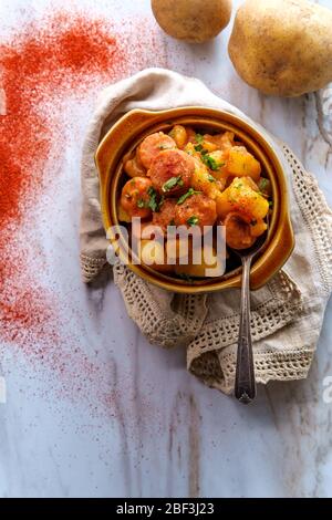 Arme-leute-Essen ungarische Hot Dog und Kartoffel Gulasch Eintopf Stockfoto