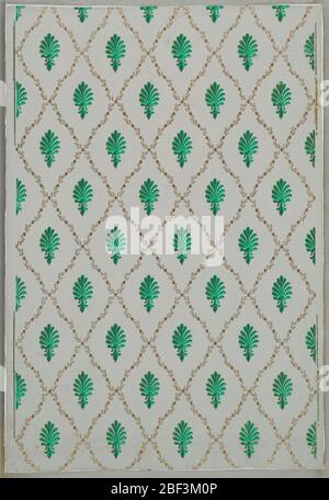 Seitenwand. Gegen einen hellgrauen Grund sind diagonal verlaufende Bänder aus feinen, goldenen Blüten und Zweigen bedruckt, die rautenförmige Rauten bilden, die symmetrische grüne Palmetten mit Golddetails umschließen. Übereinstimmung verwerfen. Stockfoto