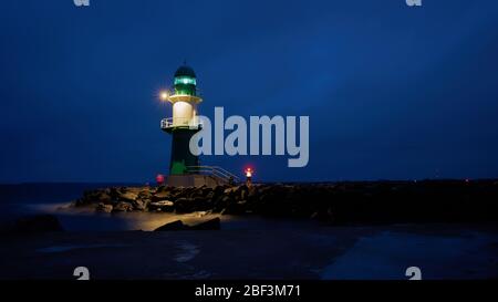 Der Leuchtturm Molenfeuer an der Westpier an der Küste von Warnemünde in Deutschland Stockfoto