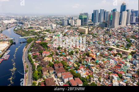 Makati, Philippinen. April 2020. (Anmerkung der Redaktion: Bild aufgenommen mit Drohne). Luftaufnahme des Flusses Pasig, der sich über 25 Kilometer erstreckt, teilt er die philippinische Hauptstadt Metro Manila und seine umliegende Stadtgegend in nördliche und südliche Hälften. Neueste Daten zeigen, dass die Philippinen die meisten COVID-19-Fälle in der ASEAN-Region haben, mit 5,660 bestätigten Fällen im April 16, einschließlich 362 Todesfällen. (Foto von Herman Lumanog/Pacific Press) Quelle: Pacific Press Agency/Alamy Live News Stockfoto