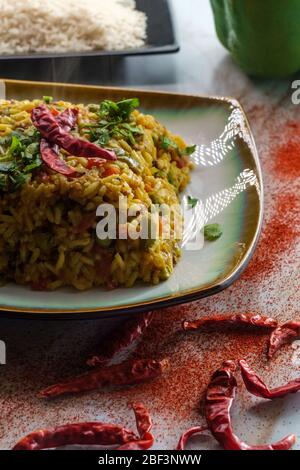 Mexikanischer würziger spanischer Reis mit Rindfleisch Karotten grüne Erbsen Paprika und Chili Stockfoto