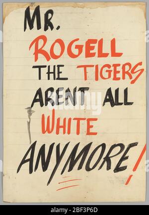 Schild über die Integration der Detroit Tigers. Ein großes, rot-schwarzes handbemaltes Schild auf Papier, das auf einem großen Stück Pappe angebracht ist, mit der Botschaft: [Mr Rogell The Tigers Arent All White Anymore!]. Stockfoto