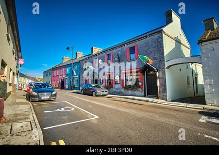 Außenansicht der Geschäfte und Geschäfte in der Innenstadt in Cong, County Mayo, Connemara, Republik Irland Stockfoto