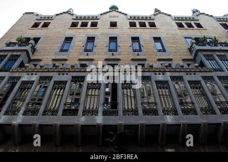 1880er Jahre Gotische Jugendstil Architektur Palau Güell, Carrer Nou de la rambla, El Ravel, Barcelona, Spanien wurde von Antoni Gaudi für Eusebi Güell Stockfoto