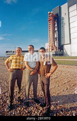 (9 Okt. 1968) - - - Der Apollo 8 prime Crew steht im Vordergrund, wie die Apollo (Sonde 103/Saturn 503) Raum Fahrzeug verlässt das Kennedy Space Center Vehicle Assembly Building auf dem Weg nach Pad ein, Komplexe starten 39. Stockfoto