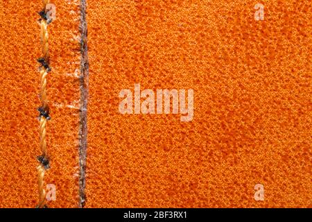 Braune Lederstruktur mit linearer Naht. Material mit Naht Stockfoto