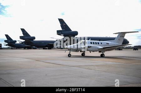 A Fort Campbell, K.Y., C-12 Huran kommt auf Joint Base an McGuire-Dix-Lakehurst, N.J., 14. April 2020. Die C-12 trug ein Team von 10 Soldaten aus der 101st Airborne Division Sustainment Brigade taktischen Kommandoposten, Ft. Campbell, der als spezielles Taktikteam mit einer Mission nach New York City beauftragt wurde, um bei den Bemühungen um den Kampf gegen COVID-19 zu helfen. (USA Luftwaffe Foto von Senior Airman Ariel Owings) Stockfoto