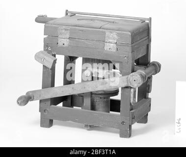 Patentmodell einer Druckmaschine für unebene Oberflächen. Dieses Patentmodell demonstriert eine Erfindung für eine Druckpresse für unebene Oberflächen, die mit der Patentnummer 62646 patentiert wurde. Das Patent beschreibt den Druckentlastungsdruck von einer vulkanisierten Gummiplatte mit Flüssigkeitsdruck, wie z. B. Luftdruck. Stockfoto